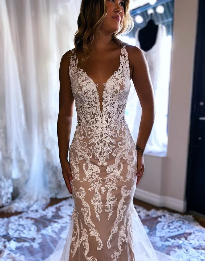Precioso vestido de novia de sirena color champán oscuro con apliques